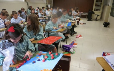 L@s alumn@s de 5º han realizado unos rascanueces en la clase de música.